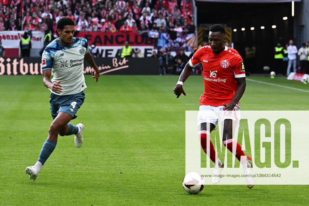 Soccer, Bundesliga 1, FSV Mainz 05 vs. Bayer 04 Leverkusen, Jarell Quansah (Bayer 04 Leverkusen) and Sheraldo Becker (FSV Mainz 05), tackle, action, battle for the ball. DFL and DFB regulations prohibit any use of photographs as image sequences and or quasi-video. Mainz