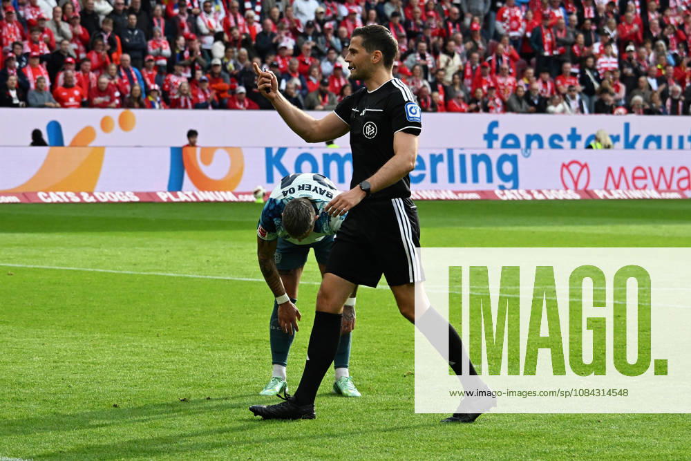 Soccer 1st Bundesliga, FSV Mainz 05 vs. Bayer 04 Leverkusen – Referee Max Burda. DFL and DFB regulations prohibit any use of photographs as image sequences and or quasi-video. Mainz