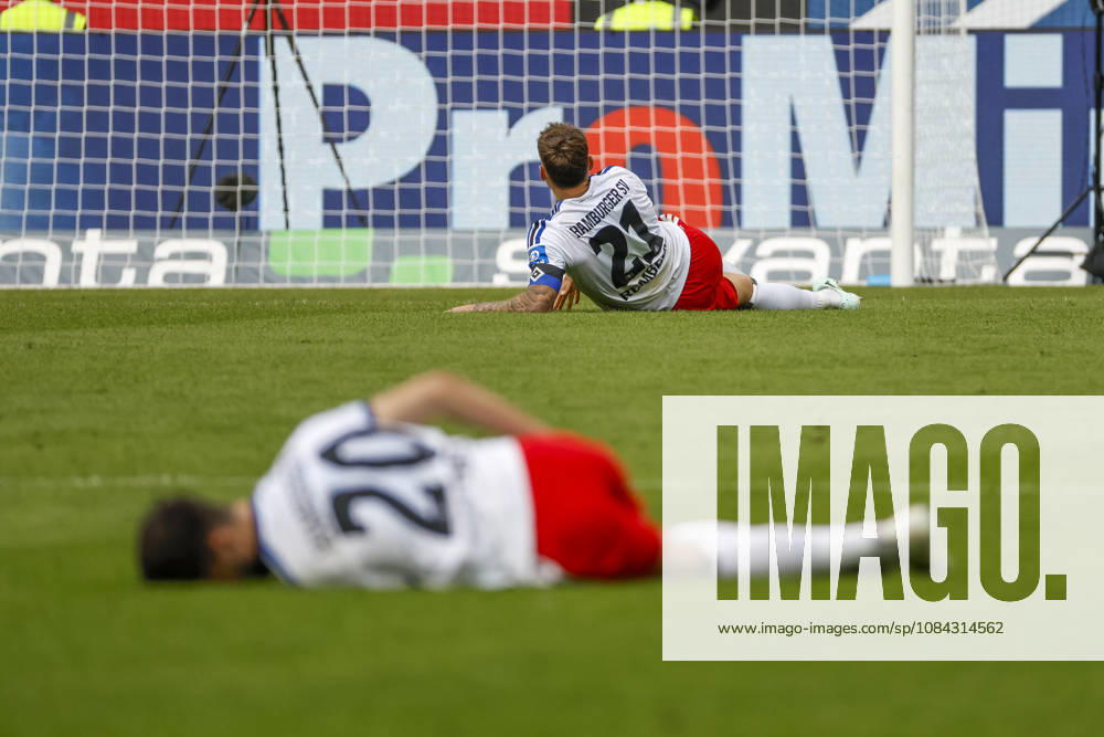Fabio Vieira (Hamburger SV), 20, and Nicolai Remberg (Hamburger SV), 21, injured on the field, Germany, soccer, Bundesliga 1, Matchday 5, 2026–2027, TSG Hoffenheim vs. Hamburger SV, October 10, 2026, Sinsheim SNP Arena, Germany