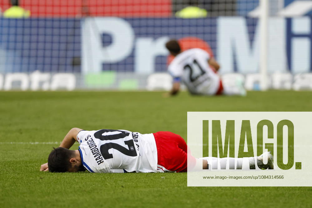 Fabio Vieira (Hamburger SV), 20, and Nicolai Remberg (Hamburger SV), 21, injured on the field, Germany, soccer, Bundesliga 1, Matchday 5, 2026–2027, TSG Hoffenheim vs. Hamburger SV, October 10, 2026, Sinsheim SNP Arena, Germany