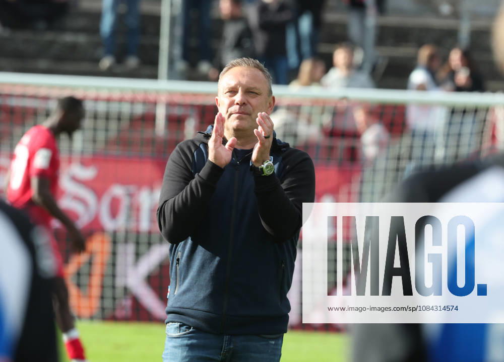 FC Würzburger Kickers vs. FC Hansa Rostock, Würzburg, October 10, 2026, Soccer 3rd Division, FC Würzburger Kickers vs. FC Hansa Rostock, Coach André Breitenreiter, FC Hansa Rostock celebrates the victory, Akon Arena, Bavaria, Germany
