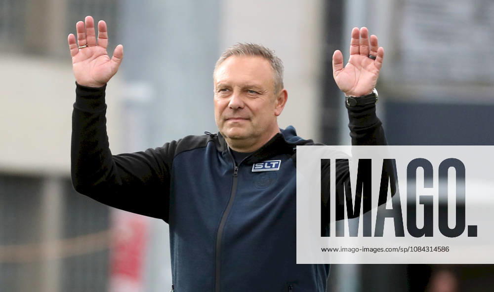 Men s, Soccer, 2026–2027 Season, 3rd Division, Matchday 8: FC Würzburger Kickers vs. FC Hansa Rostock; from left: Coach Andre Breitenreiter; FC Hansa Rostock celebrates after the final whistle; single frame: Würzburg, AKON ARENA, Bavaria, Germany