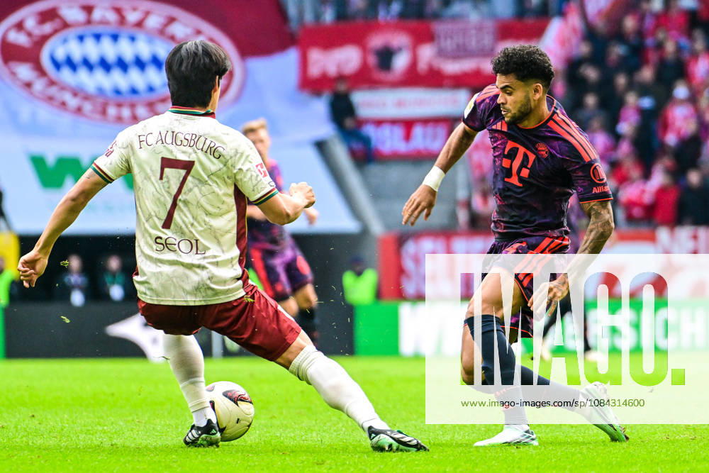 Germany, Soccer, Men s, Bundesliga 1, Matchday 5, FC Augsburg vs. FC Bayern Munich Young Woo Seol (FC Augsburg), 7, Luis Diaz (Bayern Munich), 14, Augsburg WWK Arena, Bayern, Germany