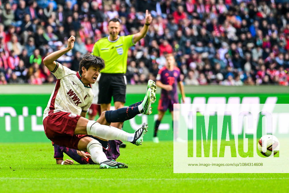 Germany, Soccer, Men s, Bundesliga 1, Matchday 5, FC Augsburg vs. FC Bayern Munich Young Woo Seol (FC Augsburg), No. 7, defeats Luis Diaz (Bayern Munich), No. 14, at the Augsburg WWK Arena, Bavaria, Germany