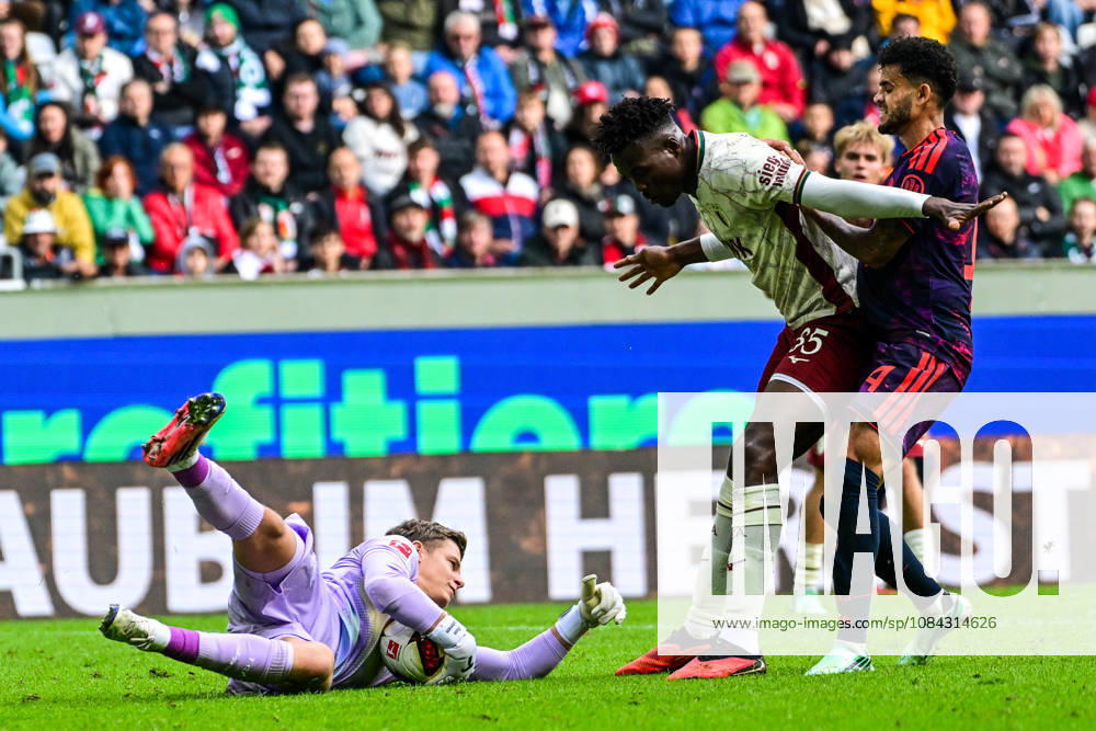 GER, Soccer, Men s, 1st Bundesliga, Matchday 5, FC Augsburg vs. FC Bayern Munich Finn Dahmen (FC Augsburg, 1) dives for the ball, Juma Bah (FC Augsburg, 35), Luis Diaz (Bayern Munich, 14) Augsburg WWK Arena Bayern Germany
