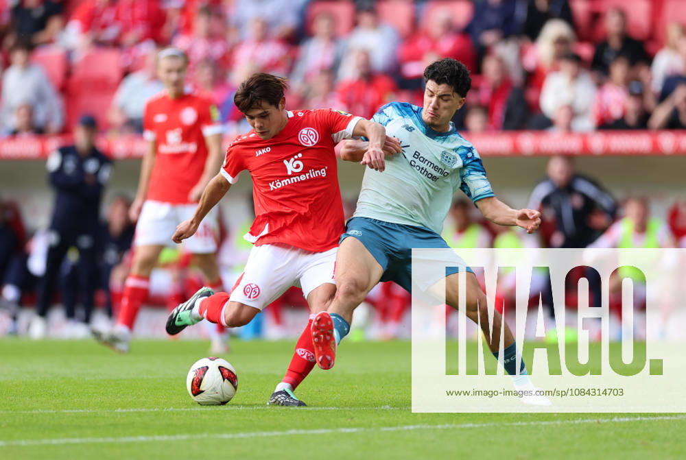 Bundesliga, 1 FSV Mainz 05 vs. Bayer 04 Leverkusen, from left: Kaishu Sano (FSV Mainz 05), Ibrahim Maza, Bayer 04 Leverkusen. DFL and DFB regulations prohibit any use of photographs as image sequences and or quasi-video.
