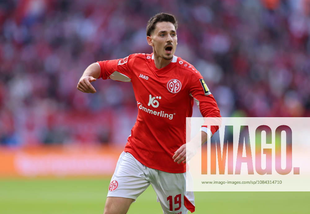 Bundesliga Soccer, 1 FSV Mainz 05 vs. Bayer 04 Leverkusen, from left, goal celebration for the 2-2 equalizer by Anthony Caci of FSV Mainz 05, Goal celebration, celebrating the goal. DFL and DFB regulations prohibit any use of photographs as image sequences and or quasi-video.