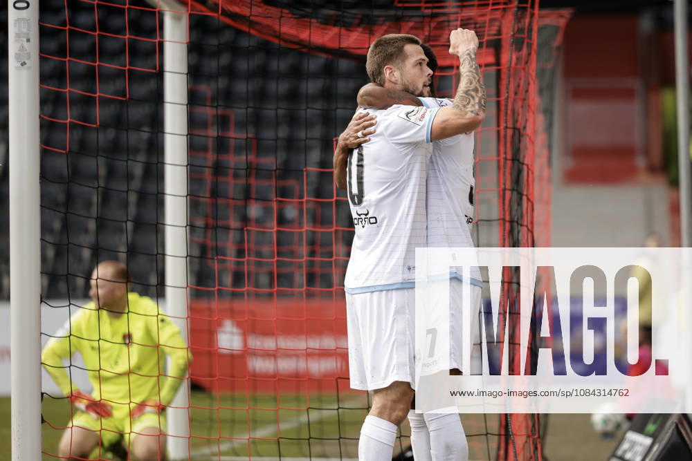 Soccer 3rd Division, SG Sonnenhof Grossaspach vs. SV Waldhof Mannheim: Jubilation over the 1-5 victory by Julian Ulbricht, SV Waldhof Mannheim, 10