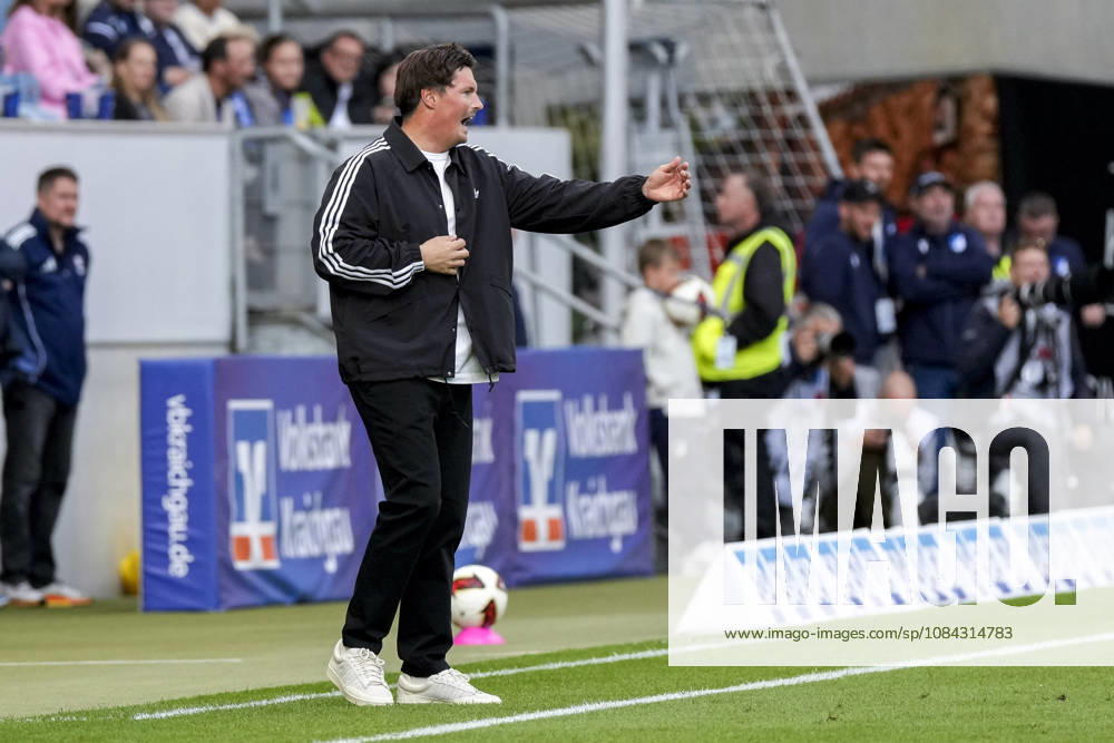 Merlin Polzin, coach and head coach of HSV, gives instructions, gesturing with his arms; cutout, full-body, single frame, single photo, action, on the sidelines, at the sideline, 10 10 2026, Sinsheim, Germany, soccer, Bundesliga, TSG 1899 Hoffenheim, Hamburger SV; DFB and DFL regulations prohibit any use of photographs as image sequences and or quasi-video