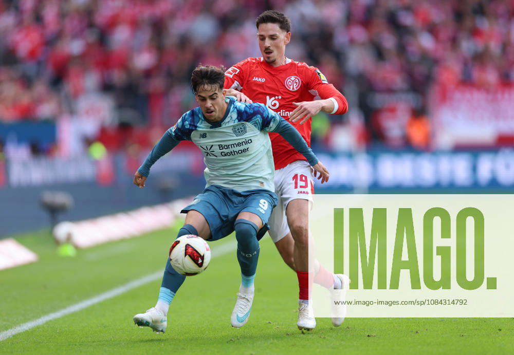 Bundesliga, 1 FSV Mainz 05 vs. Bayer 04 Leverkusen, from left: Afonso Moreira (Bayer 04 Leverkusen), Anthony Caci, FSV Mainz 05. DFL and DFB regulations prohibit any use of photographs as image sequences and or quasi-video.