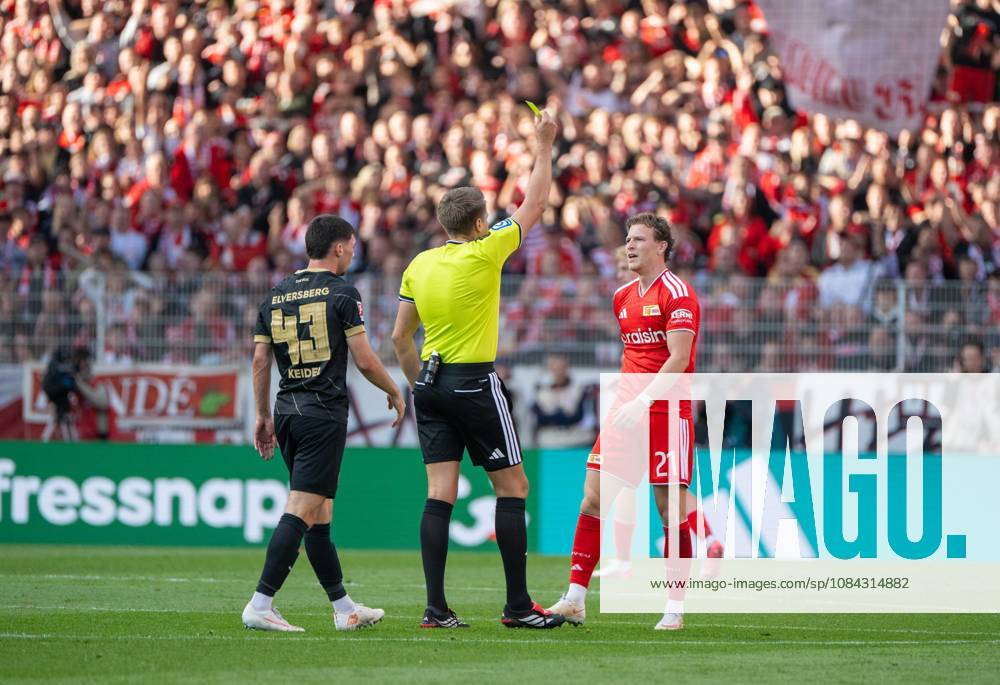 Soccer, Men s, 2026–2027 Season, Bundesliga 1, Matchday 5, 1. FC Union Berlin vs. SV 07 Elversberg; from left: Felix Keidel (SV Elversberg); referee Tobias Reichel shows Tim Skarke (1. FC Union Berlin) a yellow card; October 10, 2026,
