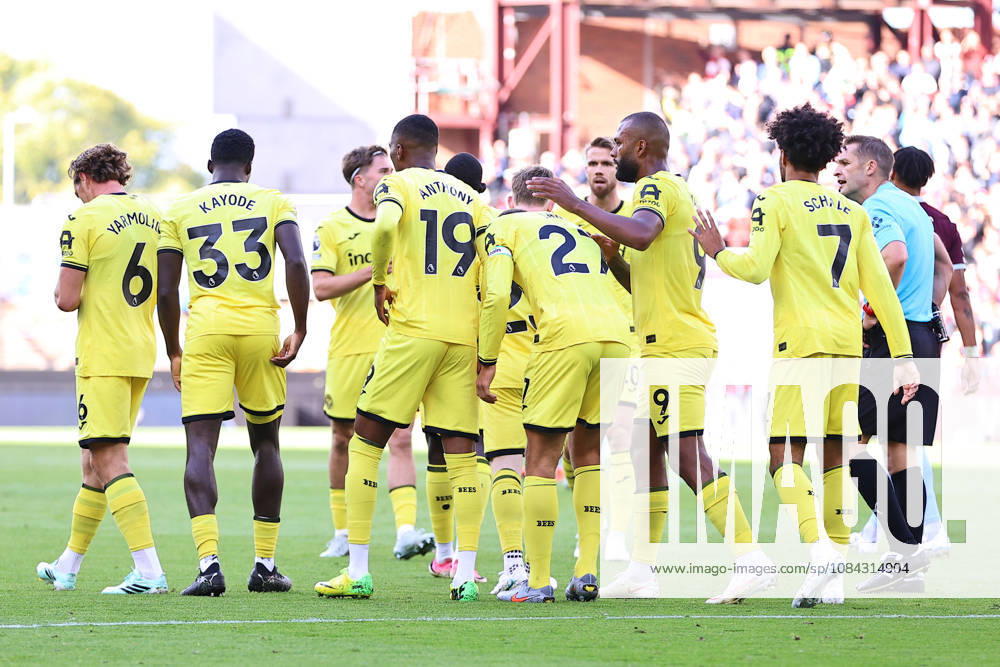 Aston Villa v Brentford, Premier League Brentford FC players celebrate their opening goal during the Aston Villa v Brentford Premier League match at Villa Park, Birmingham, England on 10 October 2026 Credit: Ryan Crockett Every Second Media Editorial use only. All images are copyright Every Second Media Limited. No images may be reproduced without prior permission. All rights reserved. Premier League and Football League images are subject to licensing agreements with Football DataCo Limited. see https: www.football-dataco.com