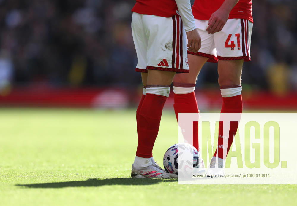 Arsenal gegen Leeds United, 10. Oktober 2026, London, Premier League, Fußball: Spieler von Arsenal und Leeds United stehen mit dem Ball da und werfen einen Schatten über das Spielfeld. Foto: Charlotte Wilson, Offside, London, Großbritannien