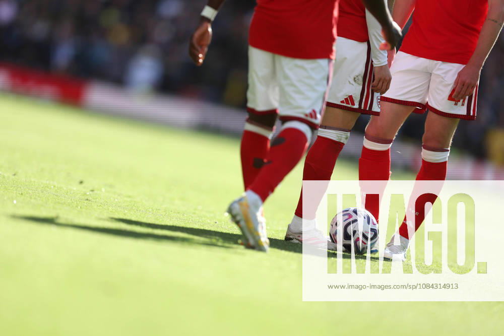 Arsenal gegen Leeds United, 10. Oktober 2026, London, Premier League, Fußball: Spieler von Arsenal und Leeds United stehen mit dem Ball da und werfen einen Schatten über das Spielfeld. Foto: Charlotte Wilson, Offside, London, Großbritannien
