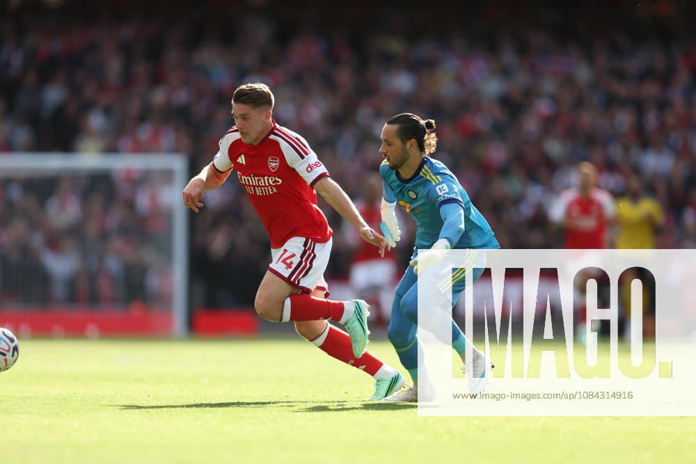Arsenal gegen Leeds United, 10. Oktober 2026, London, Premier League, Fußball: Arsenal gegen Leeds United – Viktor Gyokeres von Arsenal setzt sich gegen den Torhüter von Leeds United, James Trafford, durch. Foto: Charlotte Wilson, Offside, London, Großbritannien