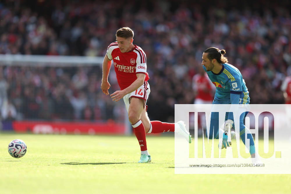 Arsenal gegen Leeds United, 10. Oktober 2026, London, Premier League, Fußball: Arsenal gegen Leeds United – Viktor Gyokeres von Arsenal setzt sich gegen den Torhüter von Leeds United, James Trafford, durch. Foto: Charlotte Wilson, Offside, London, Großbritannien