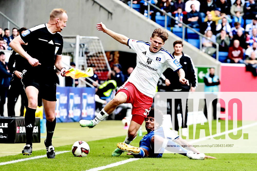Soccer, Bundesliga 1, TSG 1899 Hoffenheim vs. Hamburger SV, tackle, duel, tackle, compete David Moller Wolfe Hamburger SV Bernardo TSG 1899 Hoffenheim DFL DFB REGULATIONS PROHIBIT ANY USE OF PHOTOGRAPHS AS IMAGE SEQUENCES AND OR QUASI-VIDEO Sinsheim