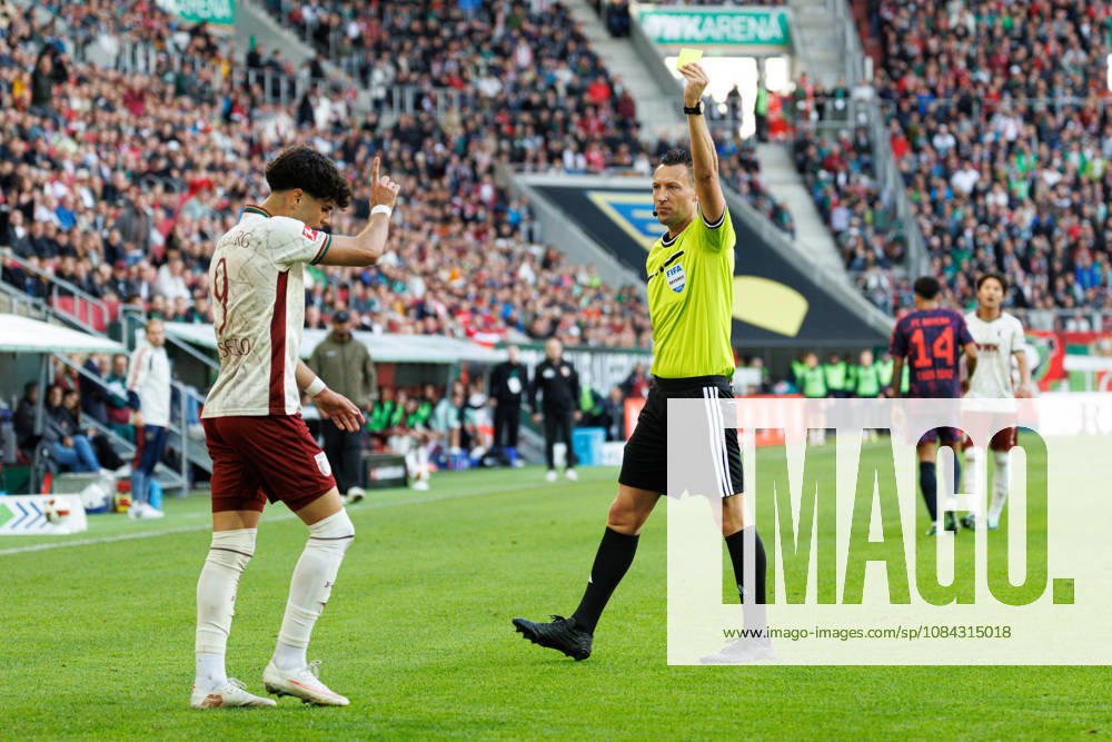 Referee Sven Jablonski shows Rodrigo Ribeiro (No. 9, FC Augsburg) a yellow card during the match between FC Augsburg and FC Bayern Munich, soccer, men s, Bundesliga, 2026–2027, Matchday 5 on October 10, 2026, in Augsburg, WWK ARENA. DFL and DFB regulations prohibit any use of photographs as image sequences and or quasi-video. Bayern, Germany