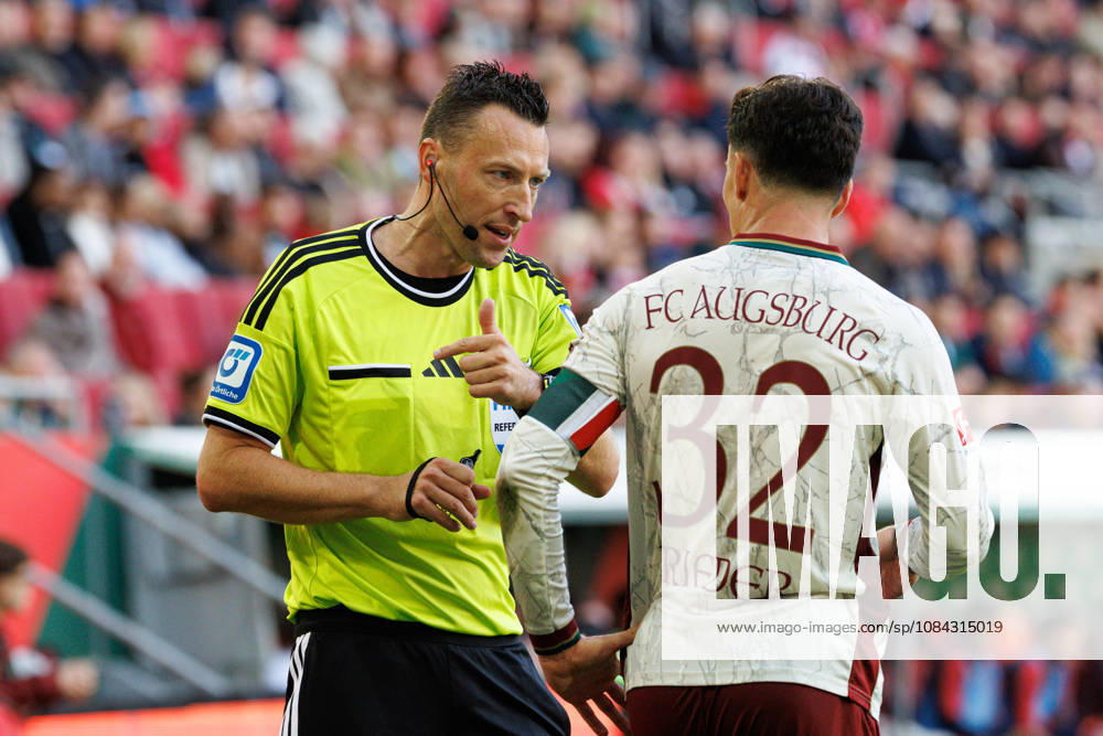 Referee Sven Jablonski in discussion with Fabian Rieder (32), FC Augsburg, during the match between FC Augsburg and FC Bayern Munich, soccer, men s, Bundesliga, 2026–2027, Matchday 5 on October 10, 2026, in Augsburg, WWK ARENA. DFL and DFB regulations prohibit any use of photographs as image sequences and or quasi-video. Bavaria, Germany
