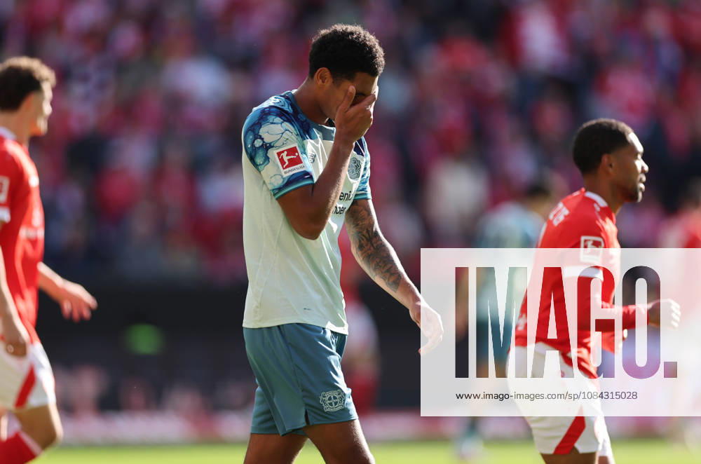 German Bundesliga, 1 FSV Mainz 05 vs. Bayer 04 Leverkusen, from left, Jarell Quansah of Bayer 04 Leverkusen looks disappointed, looking disappointed, disappointed, sad, frustrated, frustration, frustrated, frustrated DFL DFB REGULATIONS PROHIBIT ANY USE OF PHOTOGRAPHS AS IMAGE SEQUENCES AND OR QUASI-VIDEO