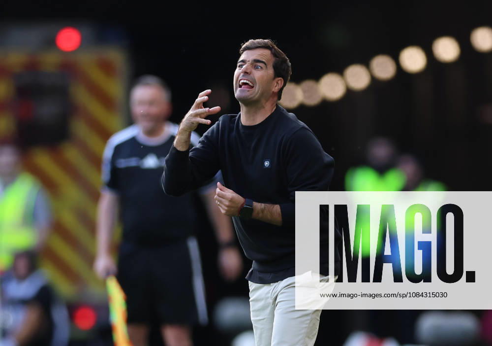 Bundesliga, 1 FSV Mainz 05 vs. Bayer 04 Leverkusen, from left, Coach Carles Martinez of Bayer 04 Leverkusen gives instructions, gesticulates, waves his arms, gives instructions, gesticulates. DFL and DFB regulations prohibit any use of photographs as image sequences and or quasi-video.