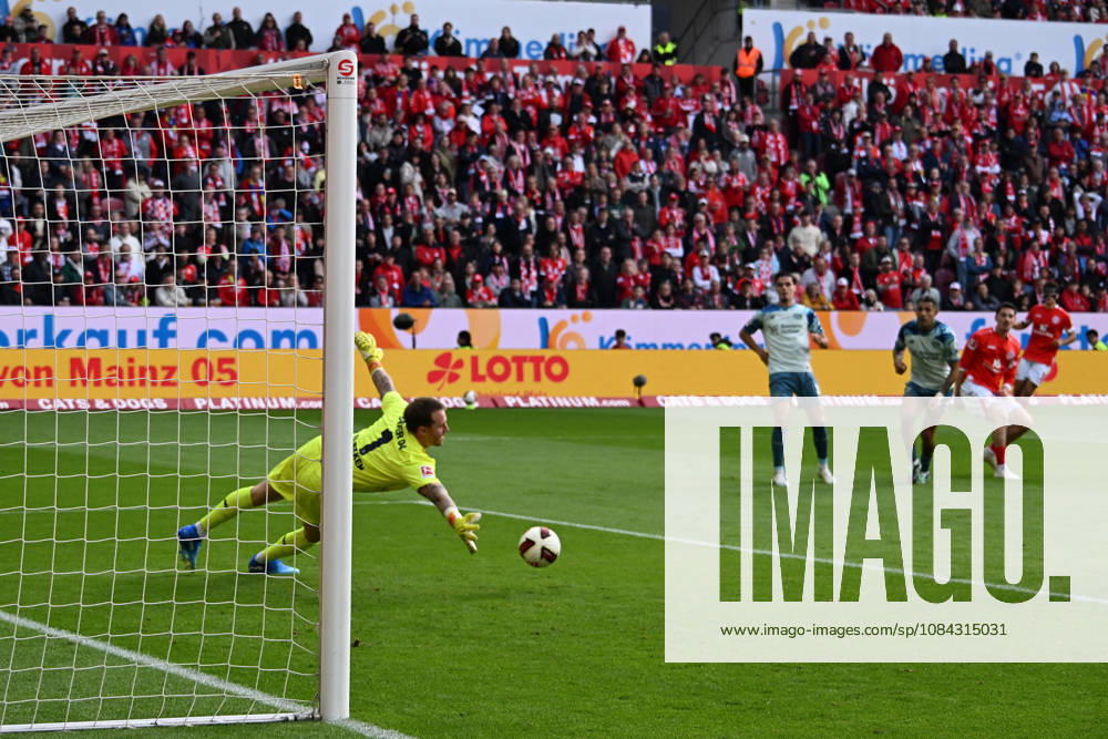 Soccer 1st Bundesliga, FSV Mainz 05 vs. Bayer 04 Leverkusen, photo by Mark Flekken: Bayer 04 Leverkusen scoring the 2-2 goal. DFL and DFB regulations prohibit any use of photographs as image sequences and or quasi-video. Mainz