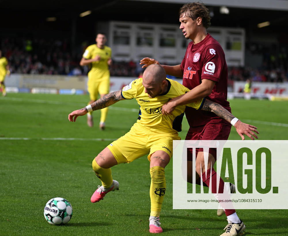 Soccer 3rd Division, Fortuna Cologne vs. Saarbrücken: Maximilian Fischer (SC Fortuna Cologne), right, and Philip Fahrner (Saarbrücken), left, Cologne