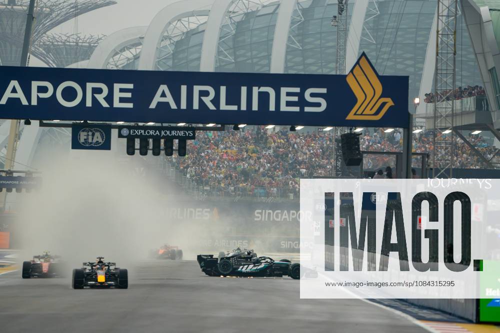 George Russell (GBR) (Mercedes-AMG Petronas F1 Team) during the sprint of the Formula 1 Singapore Grand Prix 2026 at the Marina Bay Street Circuit. F1 2026: (Sprint Race) Singapore Grand Prix In Singapore, Singapore - 10 Oct 2026 - ZUMAs197 20261010_aaa_s197_012