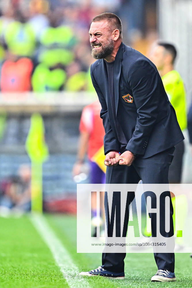 Genoas Italian head coach Daniele De Rossi during the Italian Serie A soccer match Genoa Cfc vs Acf Fiorentina at Luigi Ferraris stadium in Genoa, Italy, 10 October 2026. ANSA STRINGER. Serie A - Genoa Cfc Vs Acf Fiorentina - ZUMAa110 20261010_zaf_a110_013