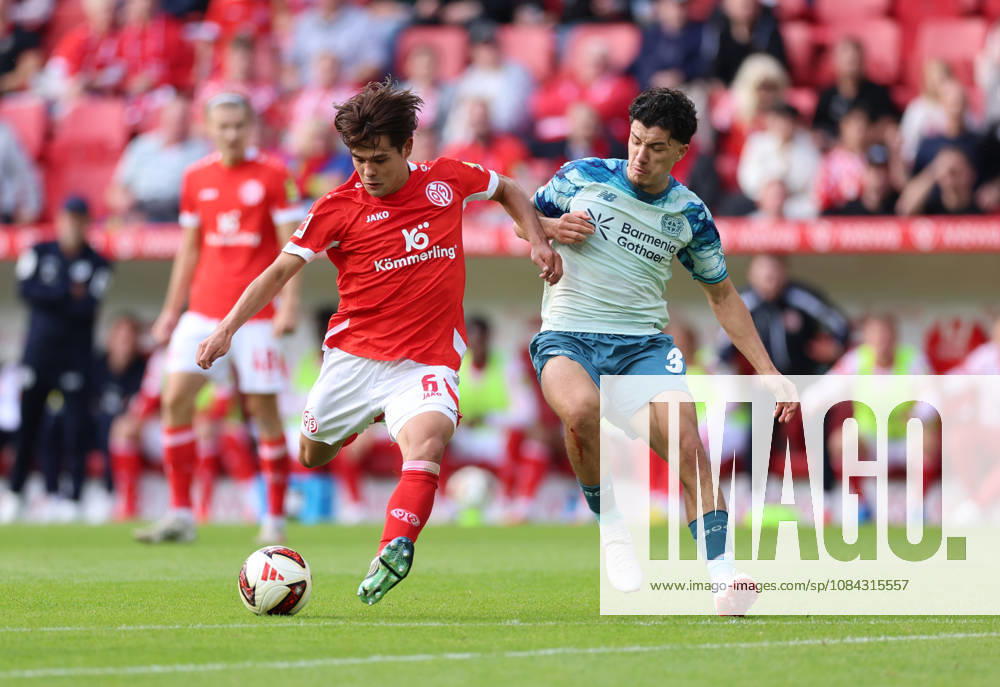 Bundesliga, 1 FSV Mainz 05 vs. Bayer 04 Leverkusen, from left: Kaishu Sano (FSV Mainz 05), Ibrahim Maza, Bayer 04 Leverkusen. DFL and DFB regulations prohibit any use of photographs as image sequences and or quasi-video.