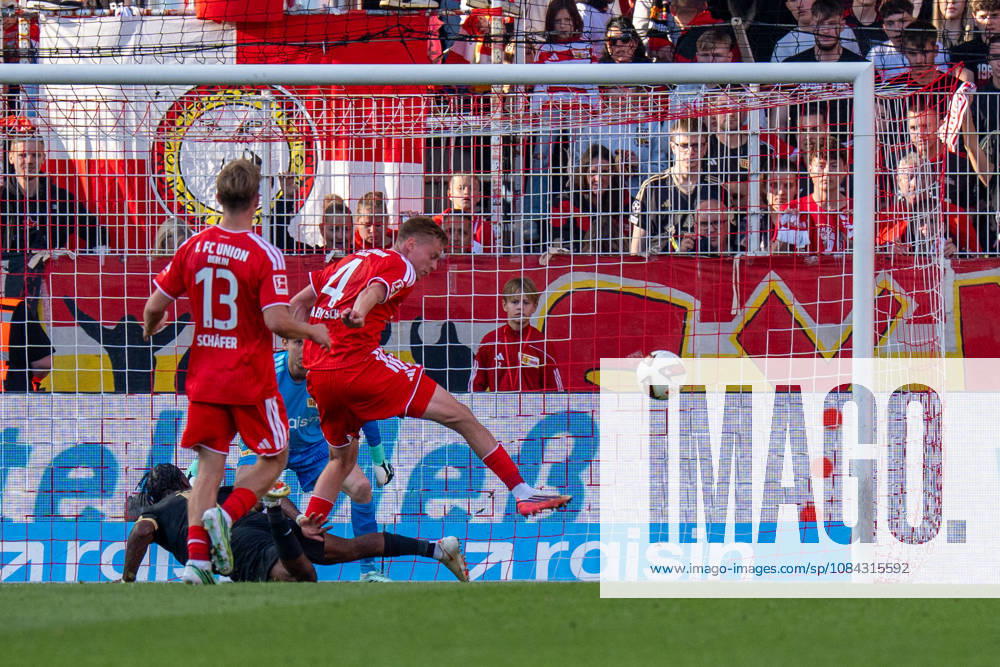 German Soccer 1st Bundesliga, Matchday 5, 2026–2027, 1. FC Union Berlin vs. SV Elversberg on October 10, 2026, at the Stadion An der Alten Försterei in Berlin; Noel Futkeu (SV Elversberg) in a 9-on-4 tackle with Zeno van den Bosch (1. FC Union Berlin), 4