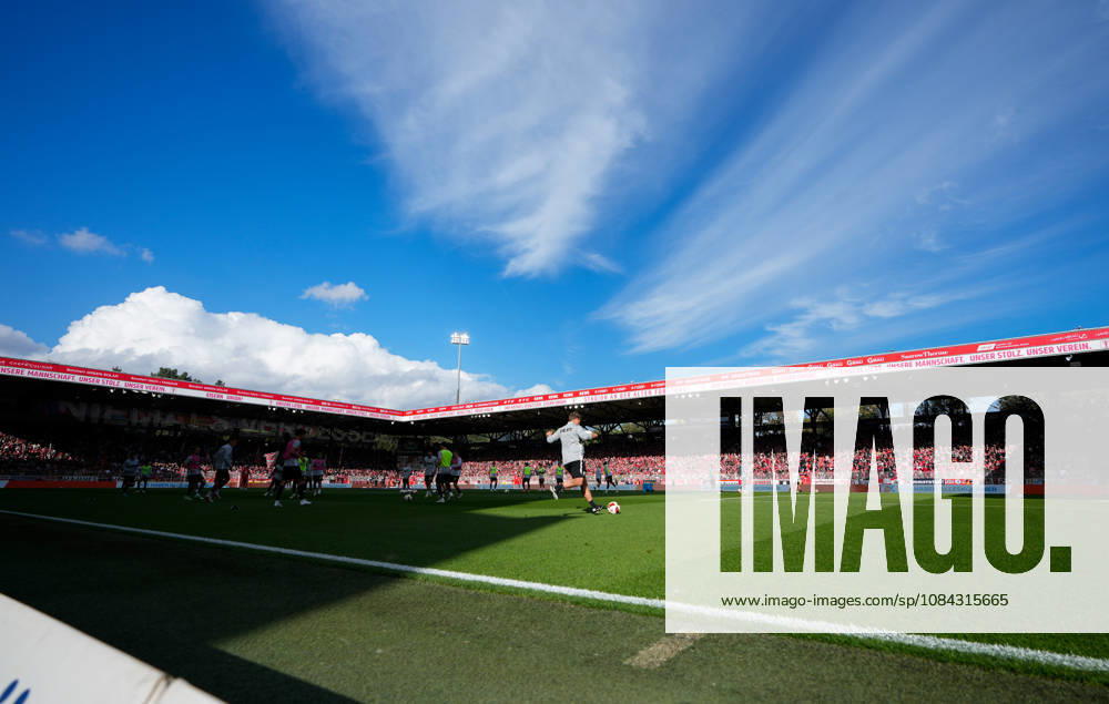 Views of the stadium as both teams warm up before kickoff GER, 1. FC Union Berlin vs. SV Elversberg, Bundesliga 1, Matchday 5, 2026–27 season, Stadion An der Alten Försterei, Berlin, October 10, 2026. DFL regulations prohibit any use of photographs as image sequences and or quasi-video. 1 FC Union Berlin vs. SV Elversberg, 1st Bundesliga, Matchday 5, 2026–27 Season, October 10, 2026, Berlin