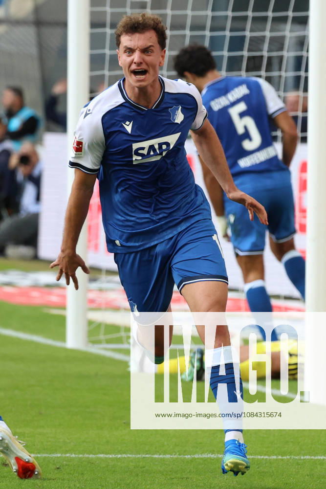 Soccer, Bundesliga 1, TSG 1899 Hoffenheim vs. Hamburger SV: Goal celebration after Fisnik Asllani’s goal (1–1) for TSG 1899 Hoffenheim. DFL and DFB regulations prohibit any use of photographs as image sequences and or QUASI-VIDEO Sinsheim