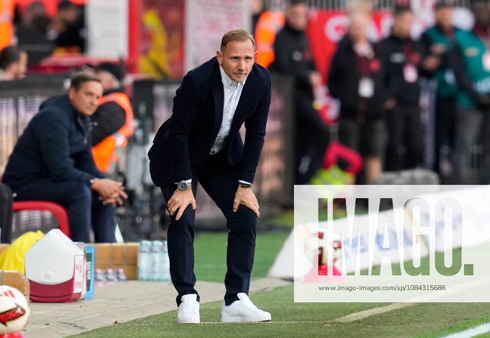 Mauro Lustrinelli, head coach of 1. FC Union Berlin, watches the game. GER, 1. FC Union Berlin vs. SV Elversberg, Bundesliga 1, Matchday 5, 2026–27 season, Stadion An der Alten Foersterei, Berlin, October 10, 2026 DFL regulations prohibit any use of photographs as image sequences and or quasi-video 1 FC Union Berlin vs. SV Elversberg, 1st Bundesliga, Matchday 5, 2026–27 season, October 10, 2026, Berlin