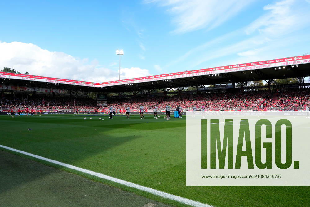 Views of the stadium as both teams warm up before kickoff GER, 1. FC Union Berlin vs. SV Elversberg, Bundesliga 1, Matchday 5, 2026–27 season, Stadion An der Alten Försterei, Berlin, October 10, 2026. DFL regulations prohibit any use of photographs as image sequences and or quasi-video. 1 FC Union Berlin vs. SV Elversberg, 1st Bundesliga, Matchday 5, 2026–27 Season, October 10, 2026, Berlin