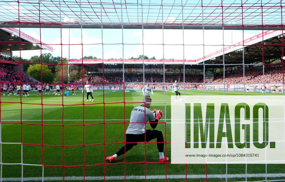 Views of the stadium as both teams warm up before kickoff GER, 1. FC Union Berlin vs. SV Elversberg, Bundesliga 1, Matchday 5, 2026–27 season, Stadion An der Alten Försterei, Berlin, October 10, 2026. DFL regulations prohibit any use of photographs as image sequences and or quasi-video. 1 FC Union Berlin vs. SV Elversberg, 1st Bundesliga, Matchday 5, 2026–27 Season, October 10, 2026, Berlin