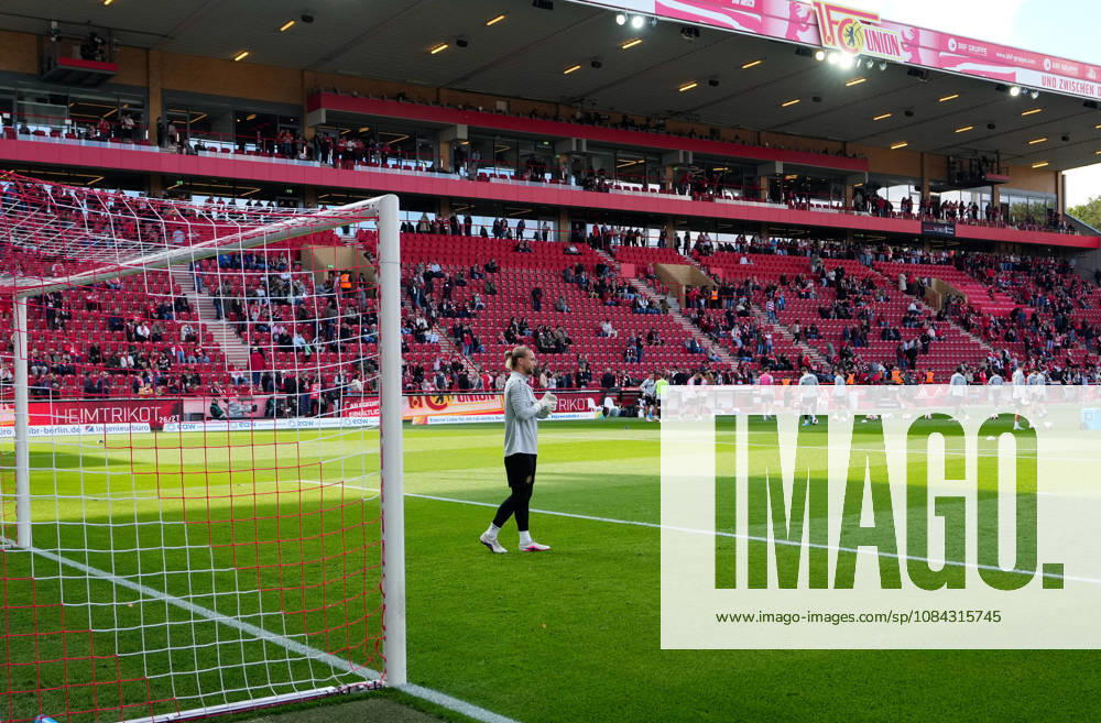 Views of the stadium as both teams warm up before kickoff GER, 1. FC Union Berlin vs. SV Elversberg, Bundesliga 1, Matchday 5, 2026–27 season, Stadion An der Alten Försterei, Berlin, October 10, 2026. DFL regulations prohibit any use of photographs as image sequences and or quasi-video. 1 FC Union Berlin vs. SV Elversberg, 1st Bundesliga, Matchday 5, 2026–27 Season, October 10, 2026, Berlin
