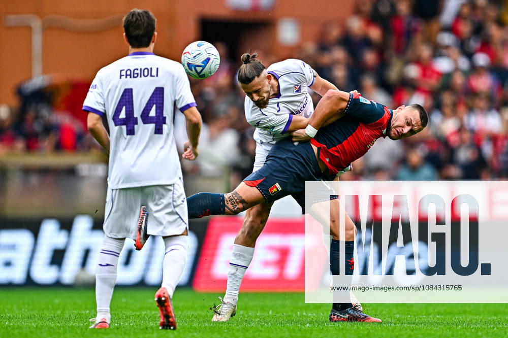 Fiorentina s Romanian defender Radu Dragusin (centre) and Genoas Montenegrin forward Milutin Osmajic in action during the Italian Serie A soccer match Genoa Cfc vs Acf Fiorentina at Luigi Ferraris stadium in Genoa, Italy, 10 October 2026. ANSA STRINGER. Serie A - Genoa Cfc Vs Acf Fiorentina - ZUMAa110 20261010_zaf_a110_015