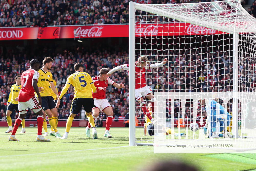 Arsenal gegen Leeds United, 10. Oktober 2026, London, Premier League, Fußball: Arsenal gegen Leeds United – Martin Odegaard von Arsenal schießt den Ball direkt in die Arme von James Trafford, dem Torhüter von Leeds United. Foto: Charlotte Wilson, Offside, London, Großbritannien