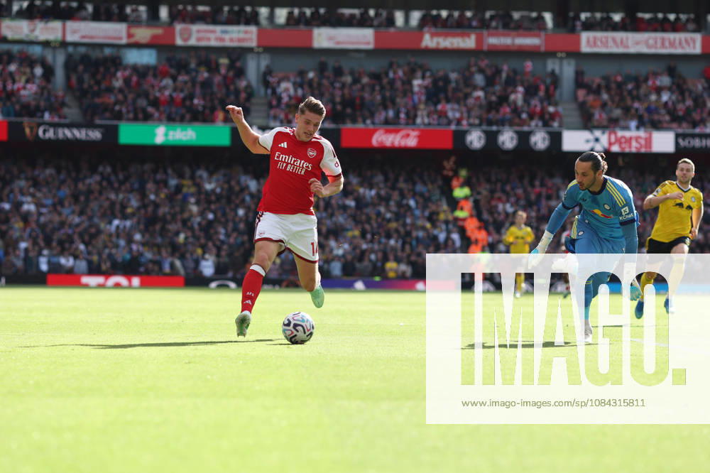 Arsenal gegen Leeds United, 10. Oktober 2026, London, Premier League, Fußball: Arsenal gegen Leeds United – Viktor Gyokeres von Arsenal setzt sich gegen den Torhüter von Leeds United, James Trafford, durch. Foto: Charlotte Wilson, Offside, London, Großbritannien