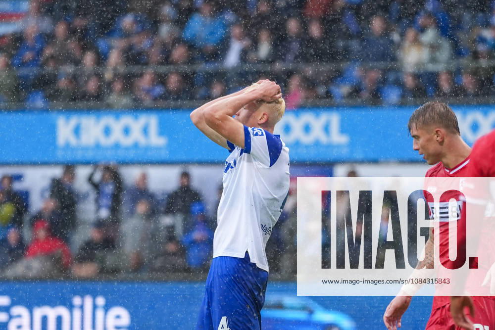 German Soccer, 3rd Division, Matchday 8, Hänsch Arena, Meppen, Emsland, Lower Saxony, SV Meppen vs. VfB Stuttgart U21, VfB Stuttgart II Jona Borsum SV Meppen, 4 can t believe it—he misses a scoring opportunity