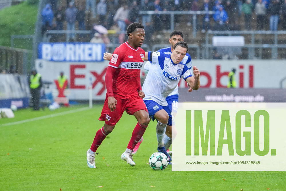 German Soccer, 3rd Division, Matchday 8, Hänsch Arena, Meppen, Emsland, Lower Saxony, SV Meppen vs. VfB Stuttgart U21, VfB Stuttgart II s Luis Sprekelmeyer and SV Meppen s No. 19 are going for the ball