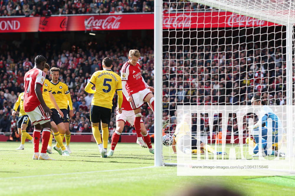 Arsenal gegen Leeds United, 10. Oktober 2026, London, Premier League, Fußball: Arsenal gegen Leeds United – Martin Odegaard von Arsenal schießt den Ball direkt in die Arme von James Trafford, dem Torhüter von Leeds United. Foto: Charlotte Wilson, Offside, London, Großbritannien