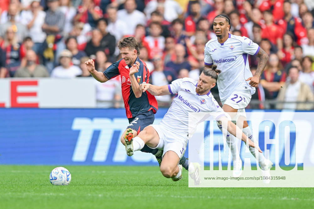 GenoaÕs Morten Frendrup fights for the ball with Fiorentina s Radu Dragusin during the Serie A soccer match between Genoa and Fiorentina at the Luigi Ferraris Stadium in Genoa, Italy - Saturday, October 10, 2026. - Soccer .