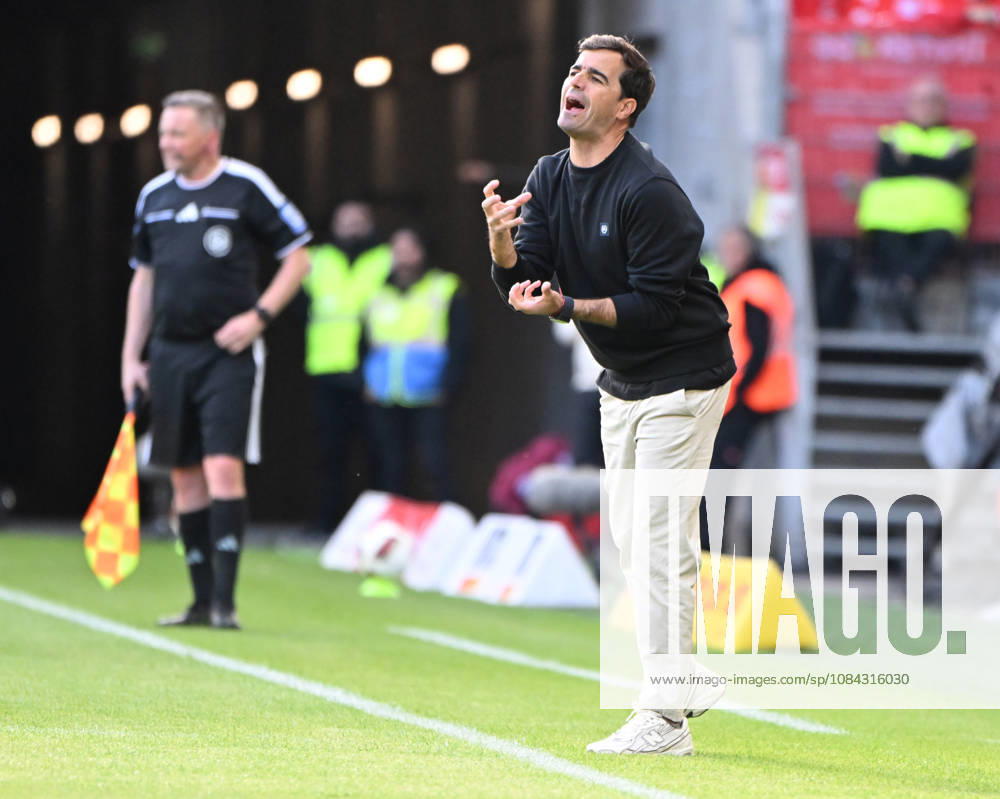 German Bundesliga Season 2026–2027, Mewa Arena, Mainz, October 10, 2026, 1:00 p.m., FSV Mainz 05 vs. Bayer Leverkusen, Coach Carlos MARTINEZ, Bayer Leverkusen. DFL regulations prohibit any use of photographs as IMAGE SEQUENCES AND OR QUASI-VIDEO; ; NATIONAL AND INTERNATIONAL NEWS AGENCIES EXCLUDED. German Bundesliga 1 FSV Mainz 05