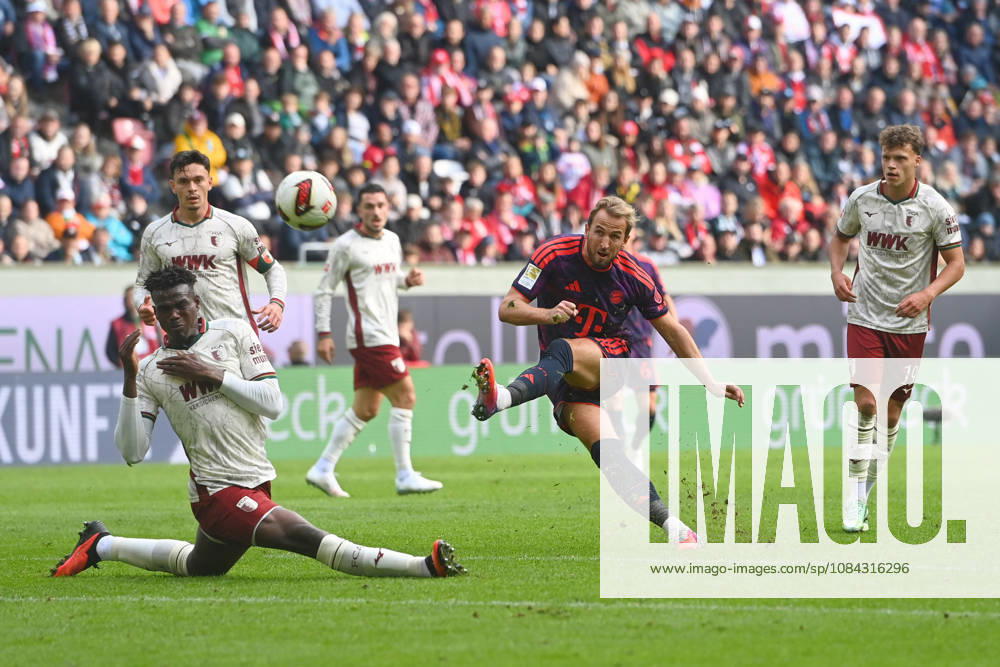 Scoring chance: Harry KANE (Bayern Munich), Seong Hoon CHEON (FC Augsburg), action, shot, soccer, Bundesliga Season 2026–2027, Matchday 5, Matchday 05, FC Augsburg vs. FC Bayern Munich on October 10, 2026, WWK Arena