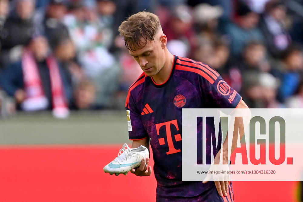 Joshua KIMMICH of Bayern Munich holds his soccer shoe during the 2026–2027 Bundesliga season, Matchday 5, FC Augsburg vs. FC Bayern Munich on October 10, 2026, at WWK Arena