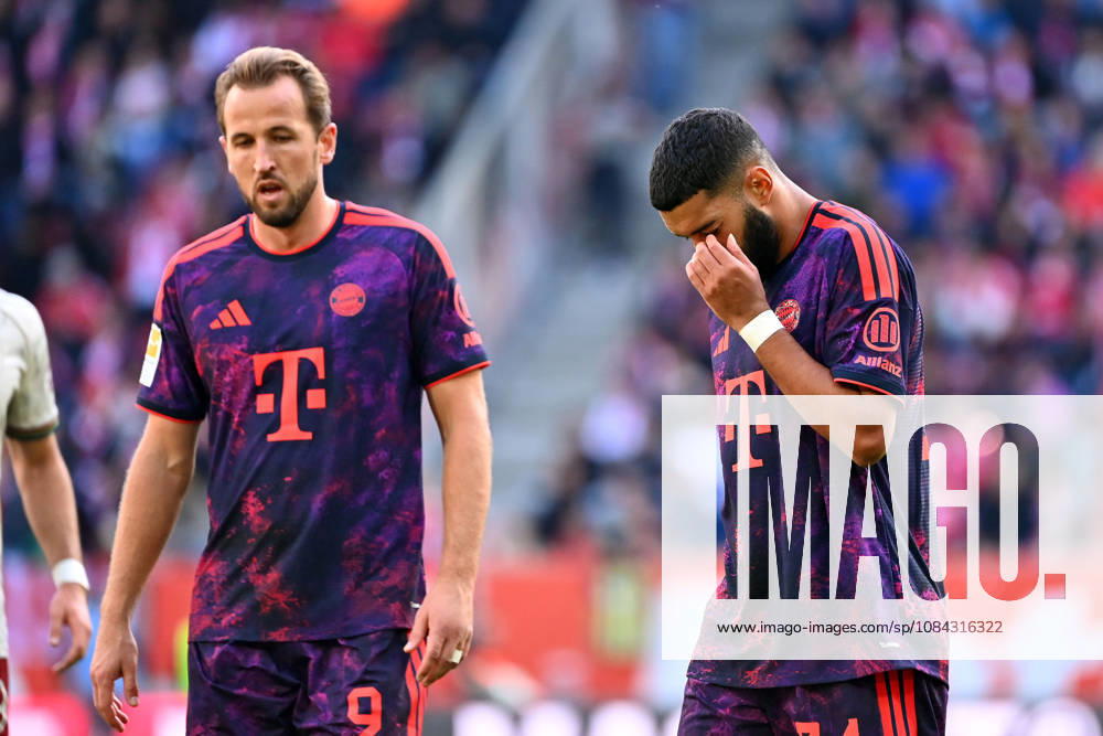 V re Ismael SAIBARI Bayern Munich, Harry KANE Bayern Munich Disappointment, Frustration, disappointed, frustrated, dejected, Soccer 1. Bundesliga Season 2026–2027, Matchday 5, Matchday 05, FC Augsburg vs. FC Bayern Munich on October 10, 2026, WWK Arena