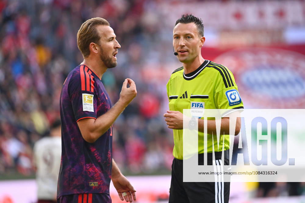 Harry KANE, Bayern Munich, with referee Sven JABLONSKI; Soccer, Bundesliga, 2026–2027 season, Matchday 5, FC Augsburg vs. FC Bayern Munich on October 10, 2026, WWK Arena