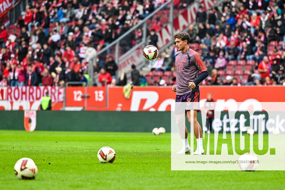 Germany, Soccer, Men s, 1. Bundesliga, Matchday 5, FC Augsburg vs. FC Bayern Munich; Tom Bischof (Bayern Munich), No. 8, is the last player to finish warming up at the WWK Arena in Augsburg, Bavaria, Germany
